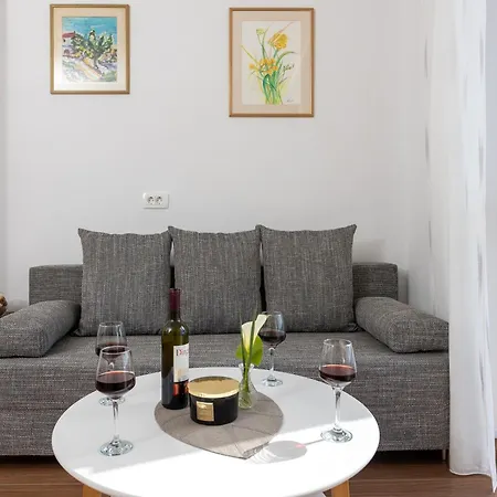 Flora Apartment